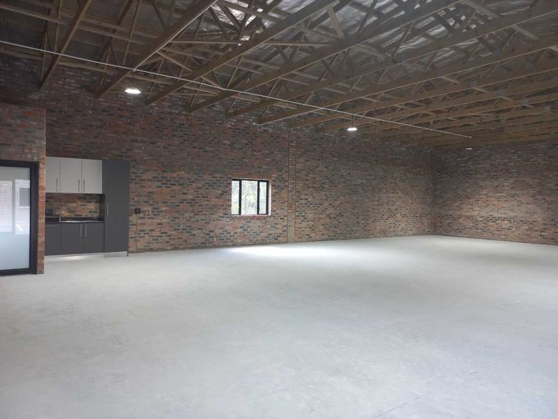 Single level warehouse space, Fairview. Available immediately! - Photo 1