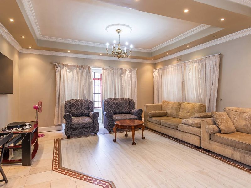 Spacious Family Home in the Heart of Leafy Greenhaven - Photo 6