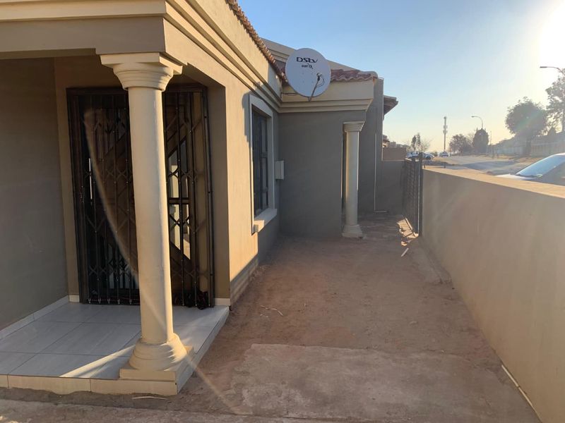 Modern 3-Bedroom Home for Sale Near Schools, Shopping Centres & N3 Highway – Stylish Living with 2 Bathrooms - Photo 3