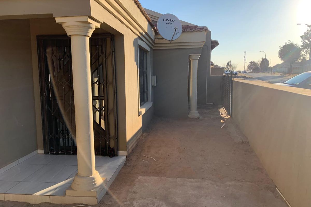 Modern 3-Bedroom Home for Sale Near Schools, Shopping Centres & N3 Highway – Stylish Living with 2 Bathrooms - Photo 3