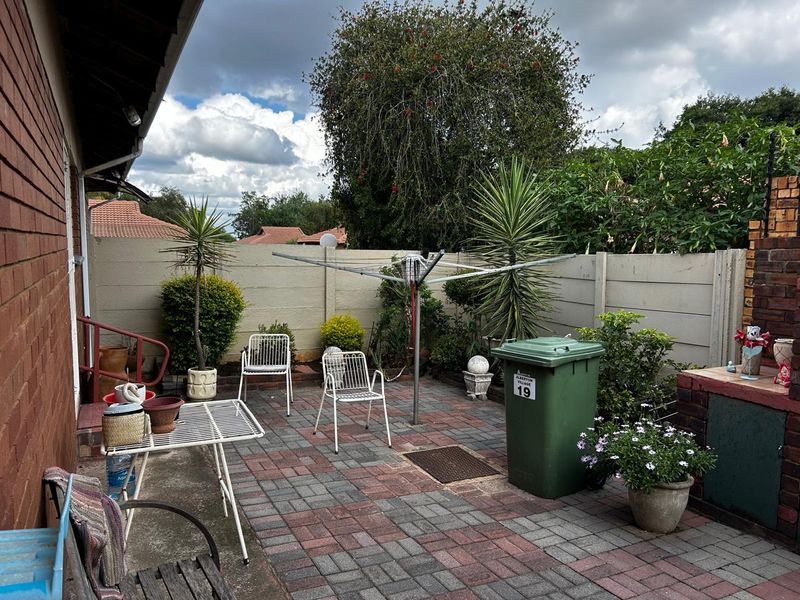 Lovely 2 Bedroom Simplex in a sought after Retirement Village - Photo 6
