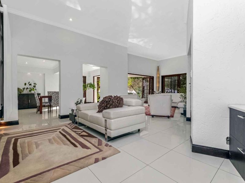 STUNNING LIGHT AND BRIGHT SIMPLEX - IN SOUGHT AFTER FLEETWOOD ESTATE - Photo 7