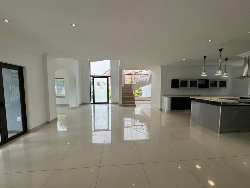 5 Bedroom spacious double storey to Rent in Thatchfield - Photo 4