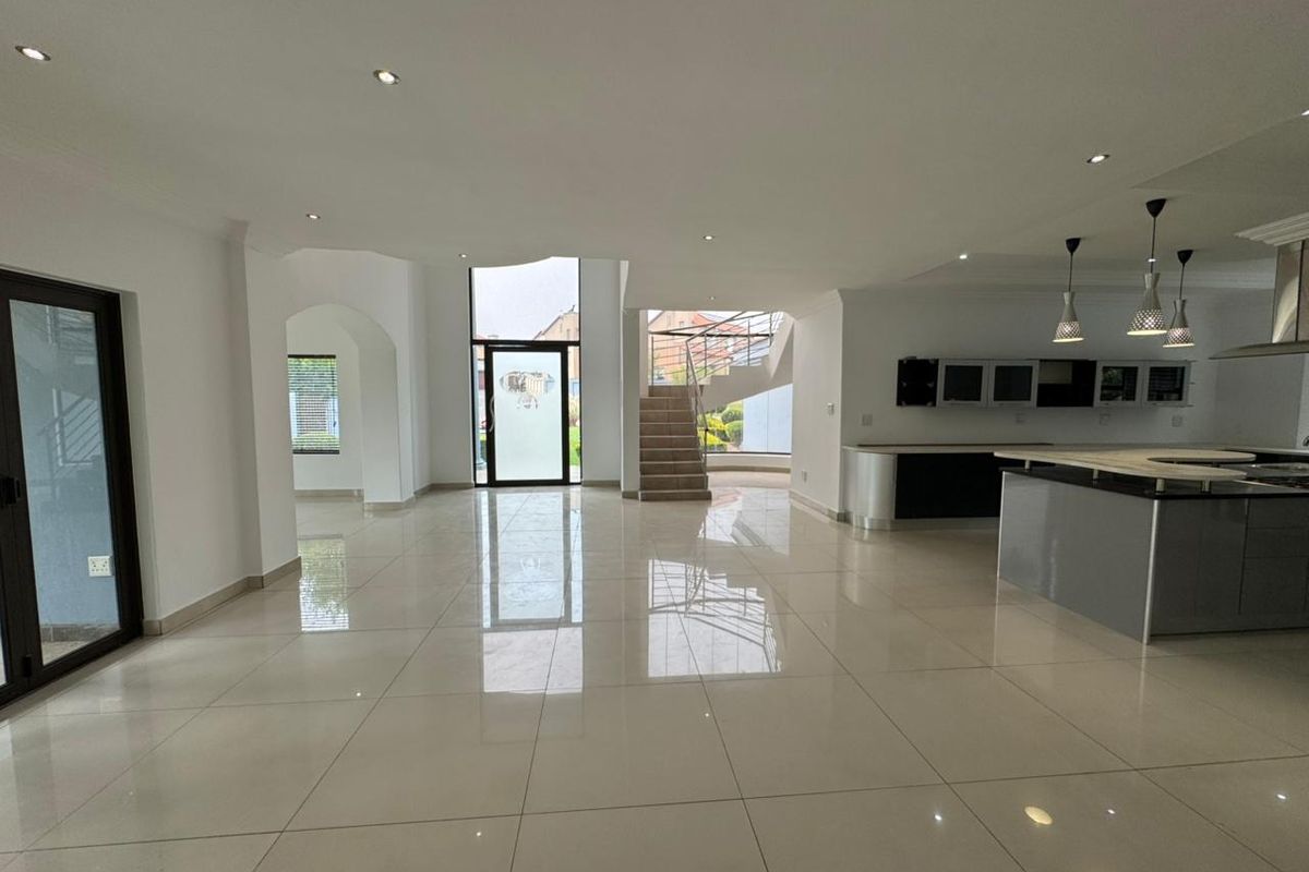 5 Bedroom spacious double storey to Rent in Thatchfield - Photo 4