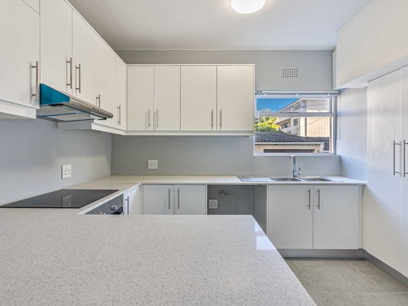 Exceptional Position Close to Sea Point’s Lively Cosmopolitan Scene - Photo 2