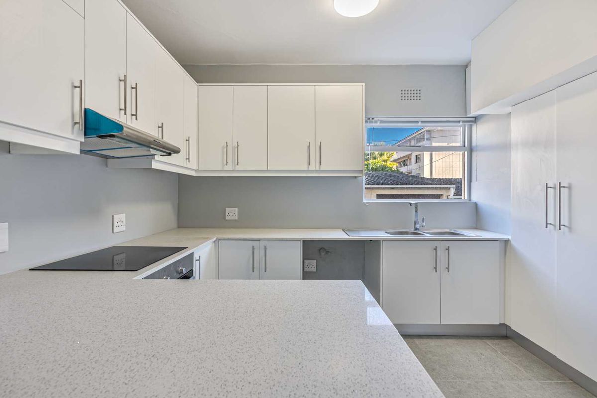 Exceptional Position Close to Sea Point’s Lively Cosmopolitan Scene - Photo 2