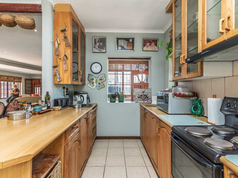 4 Bedroom Family Home with Pool & Table Mountain Views - Close to school SACS Junior School and Sans Souci Girls High School - Photo 7