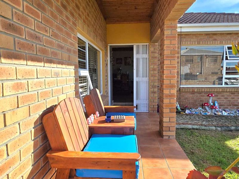 Spacious Single-Level Family Home with Flatlet, Pool & Ultimate Entertainment Area in Franskraal - Photo 5