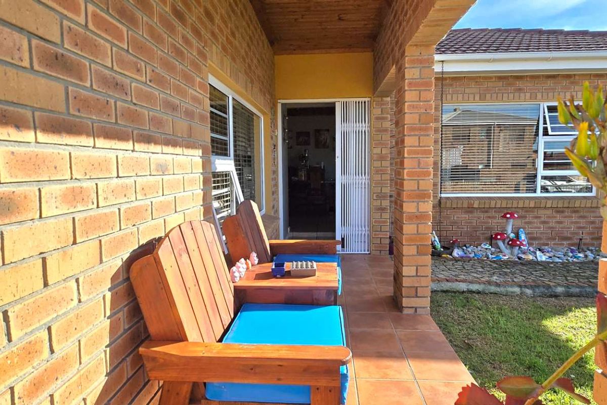 Spacious Single-Level Family Home with Flatlet, Pool & Ultimate Entertainment Area in Franskraal - Photo 5