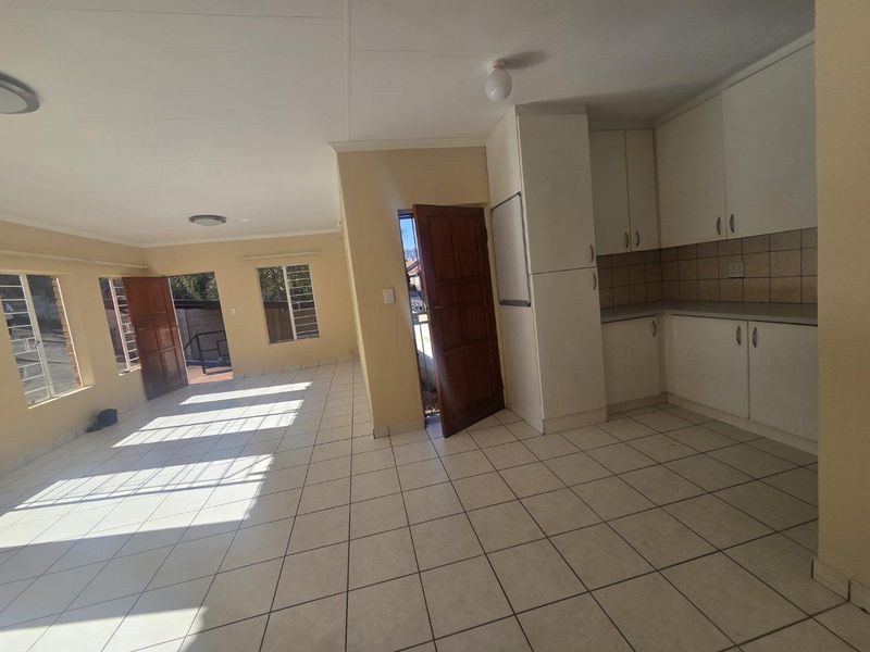 SPACIOUS FREESTANDING FAMILY HOME TO RENT IN BREAUNANDA - Photo 8