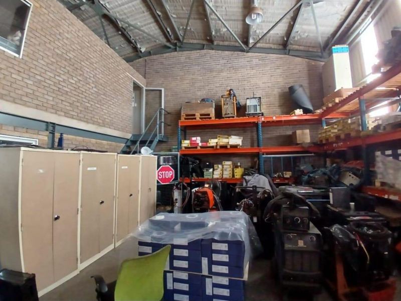 Prime Industrial Space: Modern Office Meets Warehouse Functionality - Photo 5