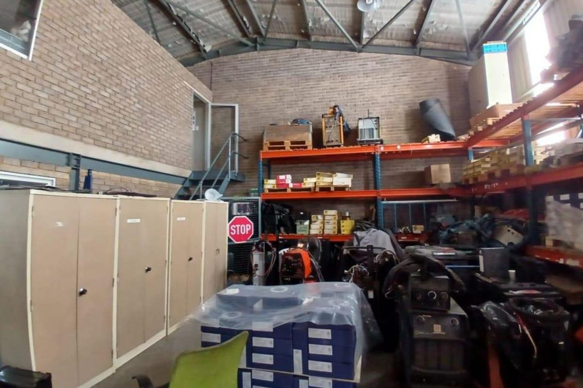 Prime Industrial Space: Modern Office Meets Warehouse Functionality - Photo 5