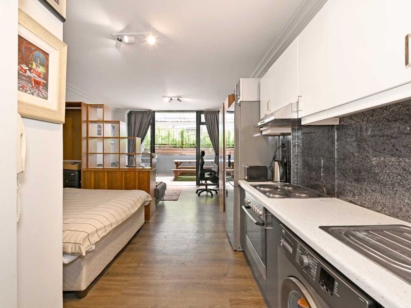 Studio Apartment in the Heart of Cape Town CBD - Photo 3