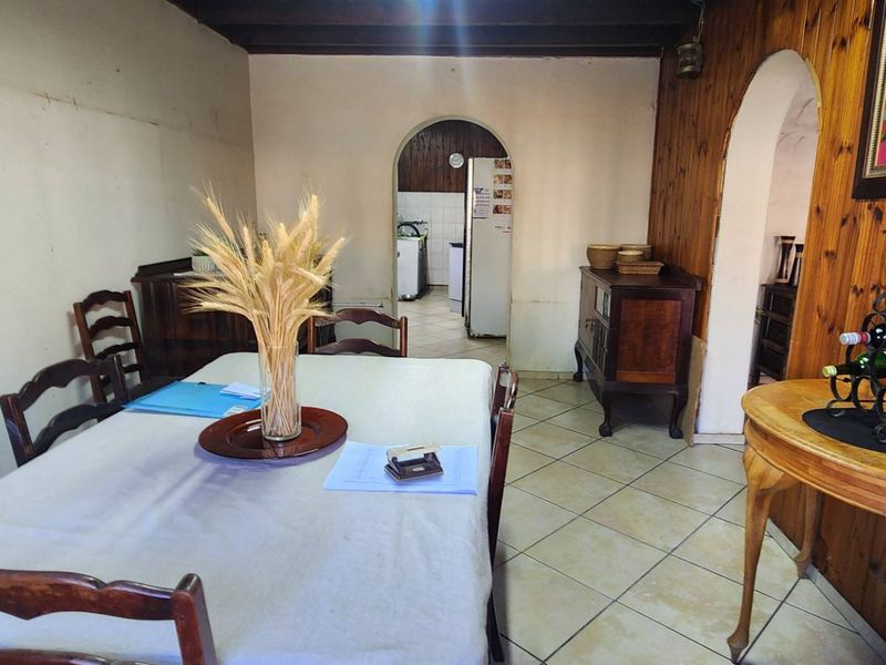 The Renovators Dream. Home with flatlet. - Photo 7