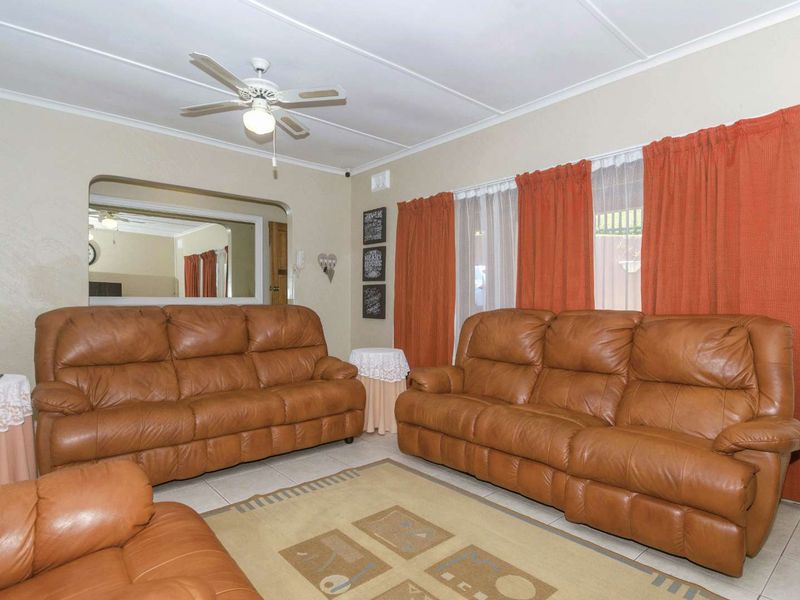 Beautiful Home in the heart of Queensburgh - Photo 6