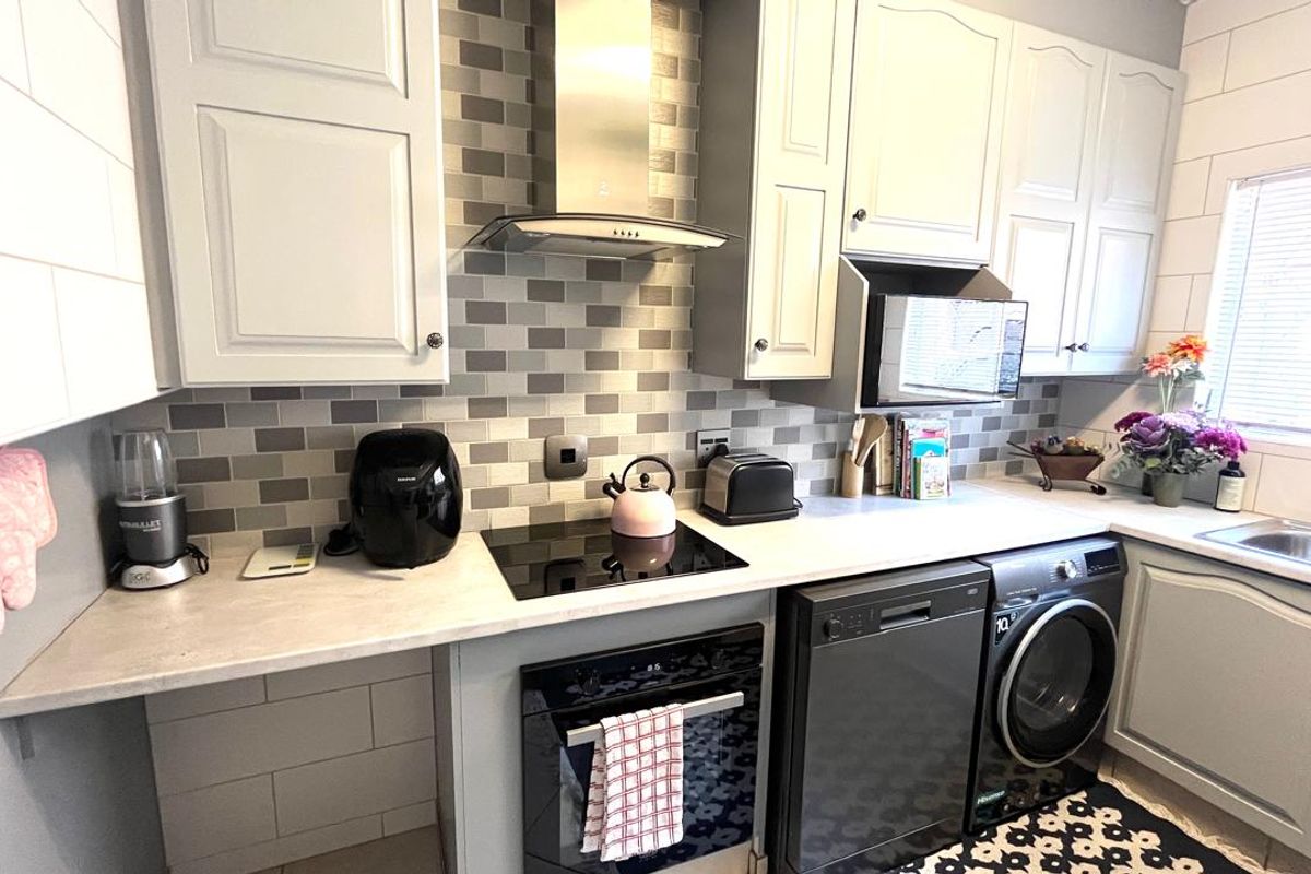 Welcome Home: Elegant Townhouse with all Modern Comforts! - Photo 2