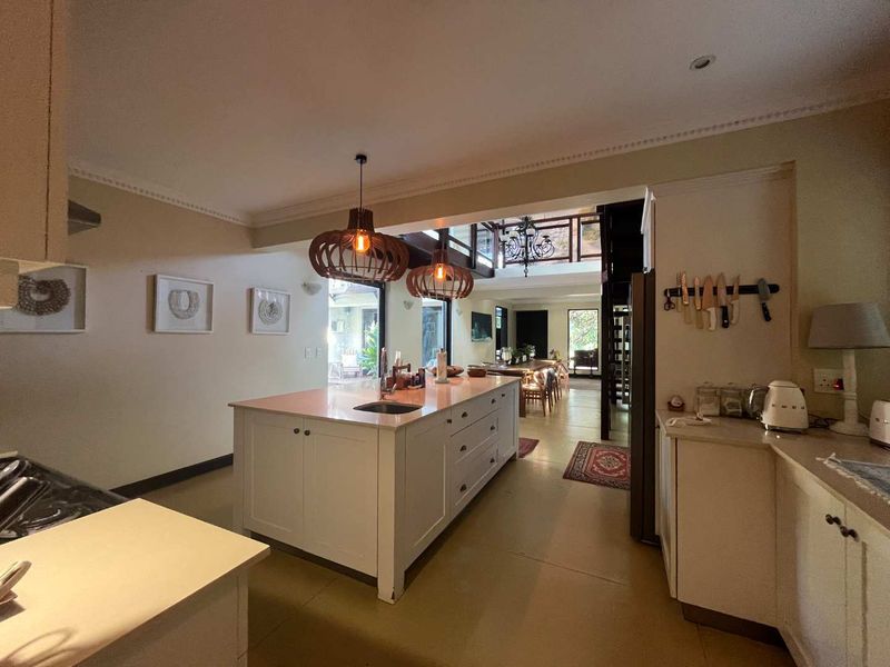 Stunning 5-Bedroom Family Home to Rent with Coastal Views - Photo 4