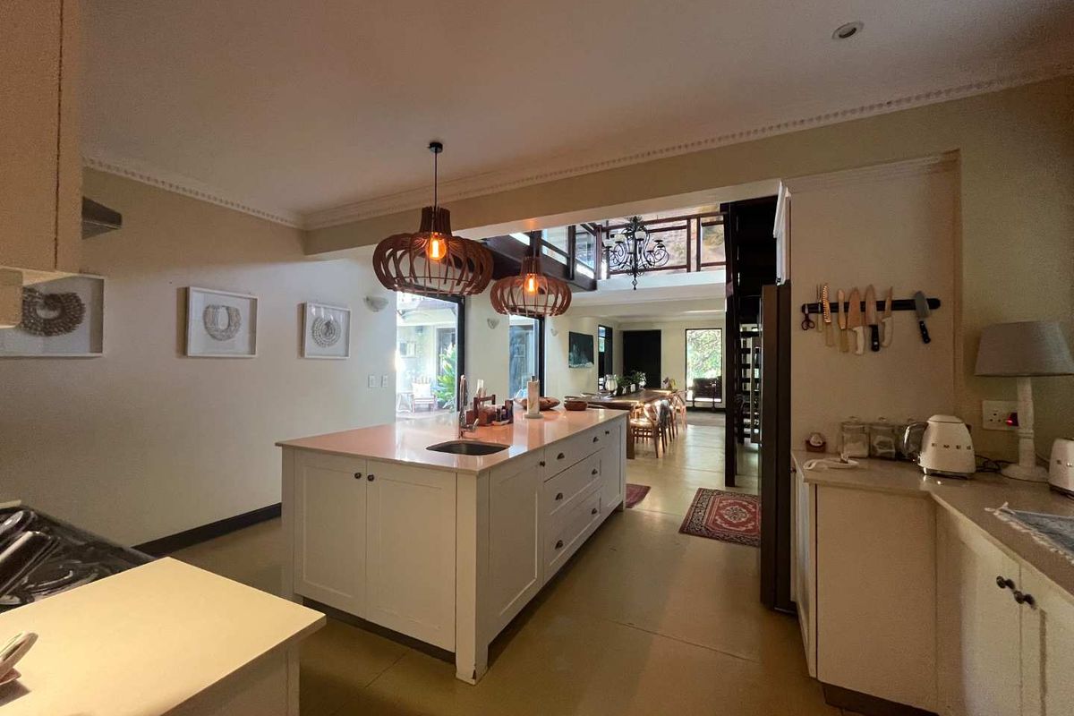 Stunning 5-Bedroom Family Home to Rent with Coastal Views - Photo 4