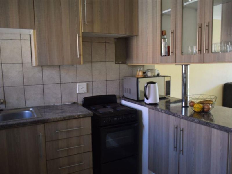 2 Bed, 1st floor corner unit, 24-hour security & modern unit! - Photo 4
