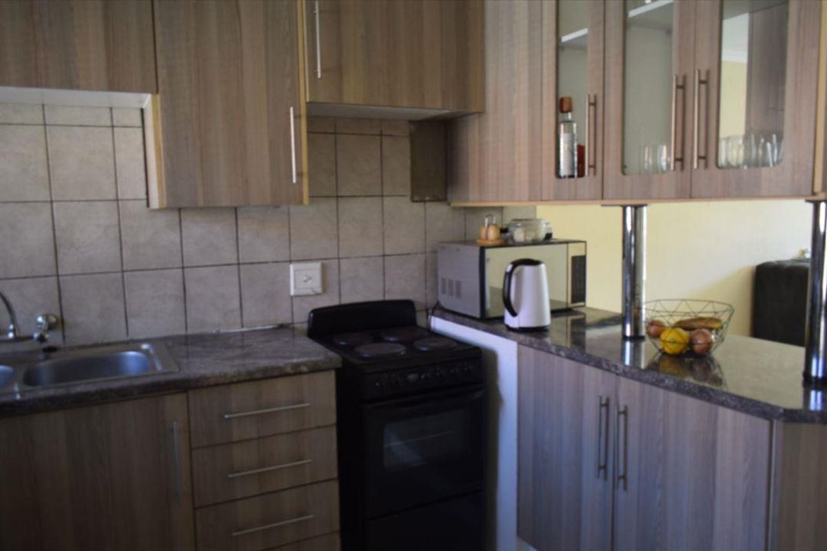 2 Bed, 1st floor corner unit, 24-hour security & modern unit! - Photo 4
