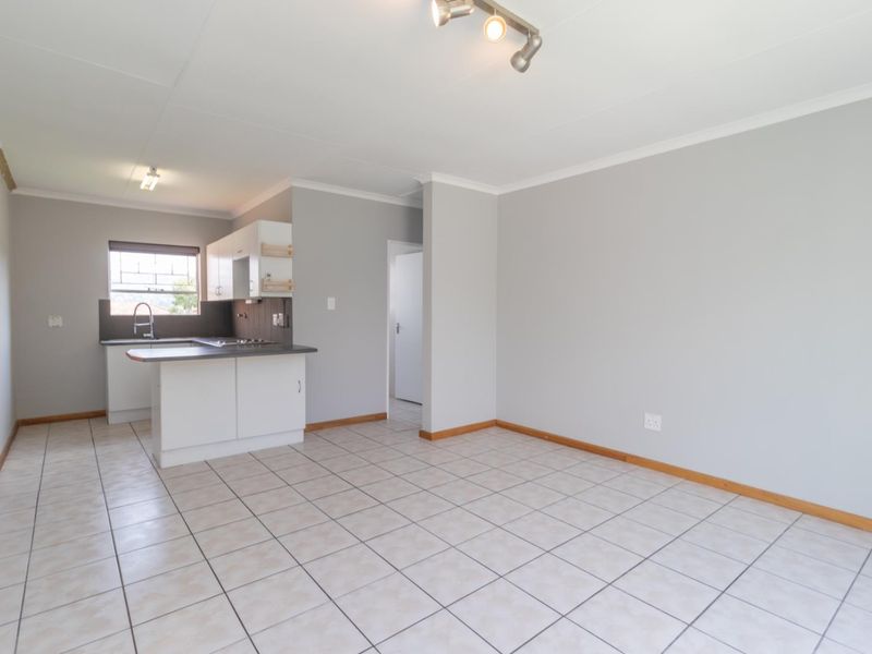 The perfect lock up and go for young proffesional, close to Christiaan de Wet and important amneities, Wilgeheuwel Hospital, Clearwater Mall - Photo 9