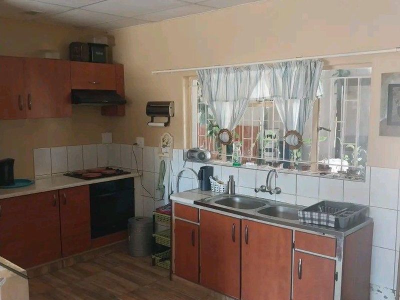 ✨ FOR SALE | Ondangwa Extension 4 ✨ Space, location & opportunity in one property! - Photo 3