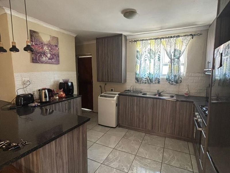 Beautiful free standing property ready for you. - Photo 8