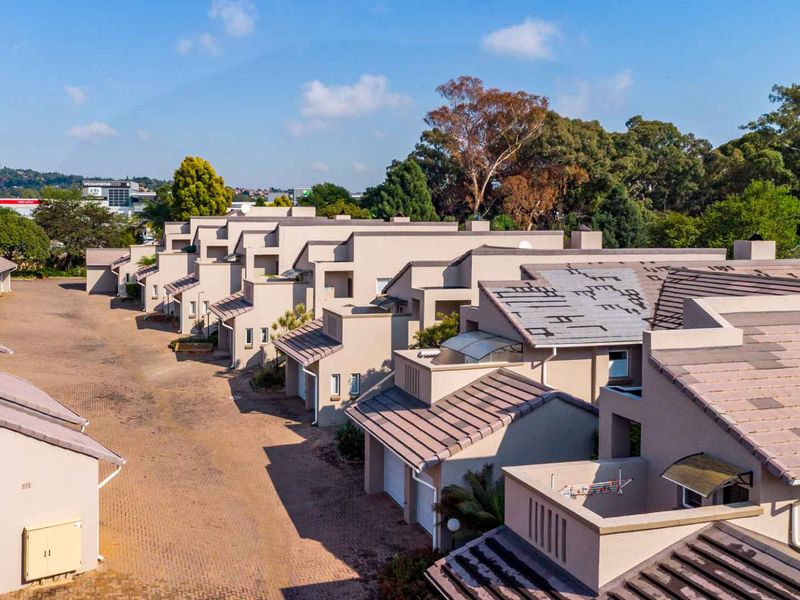 Elegant Fully Furnished Living in Woodhill Golf Estate - Photo 3