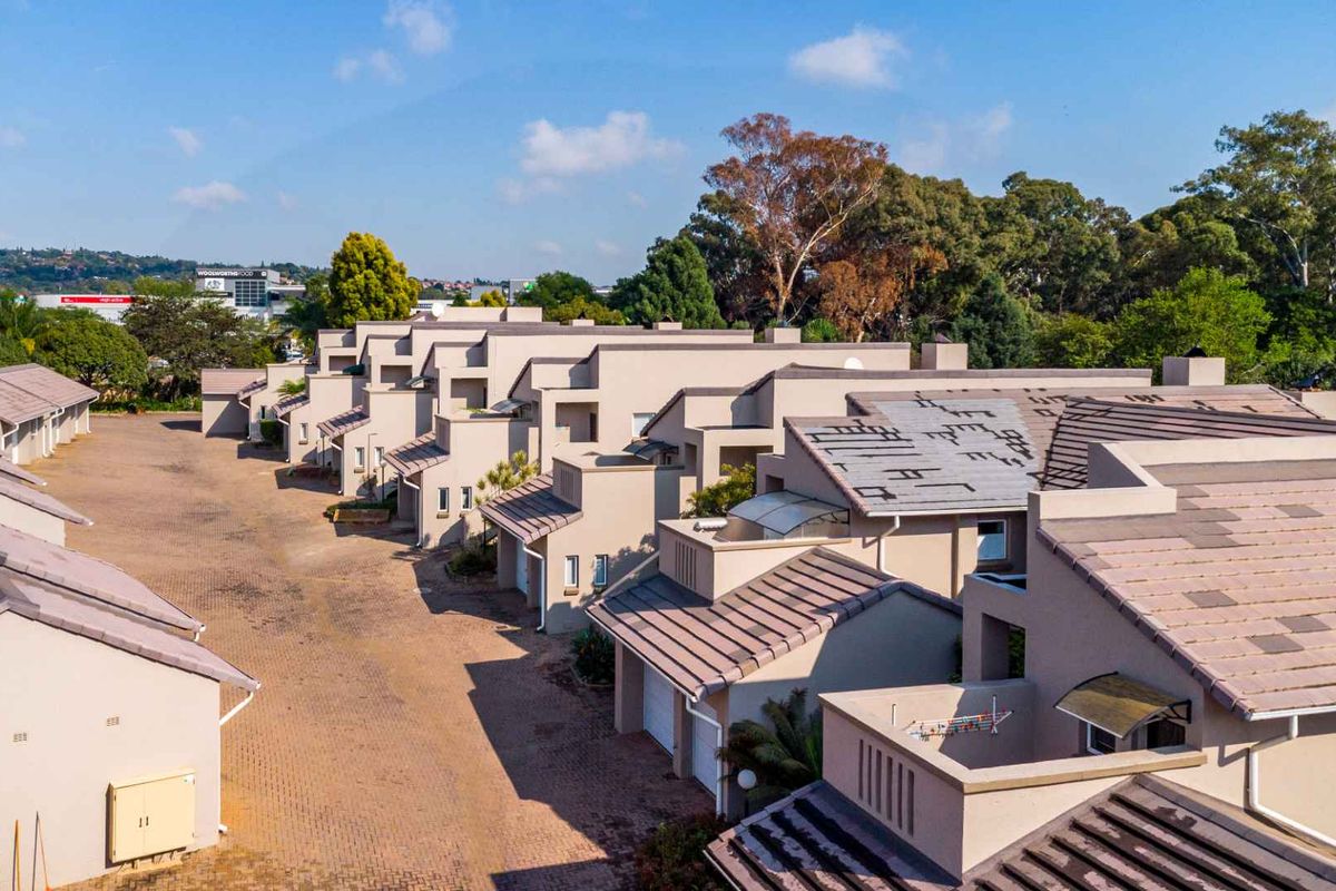 Elegant Fully Furnished Living in Woodhill Golf Estate - Photo 3