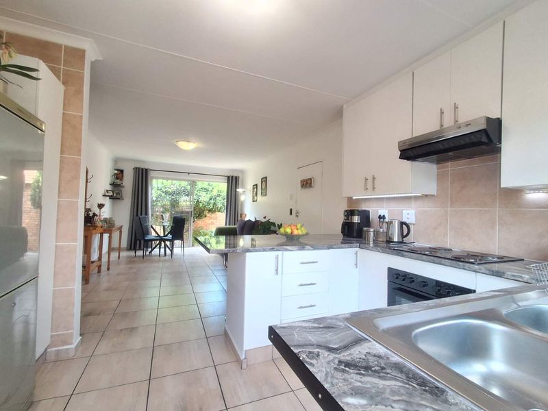 Modern, Move-In Ready Home with Spacious Pet-Friendly Garden - Photo 2