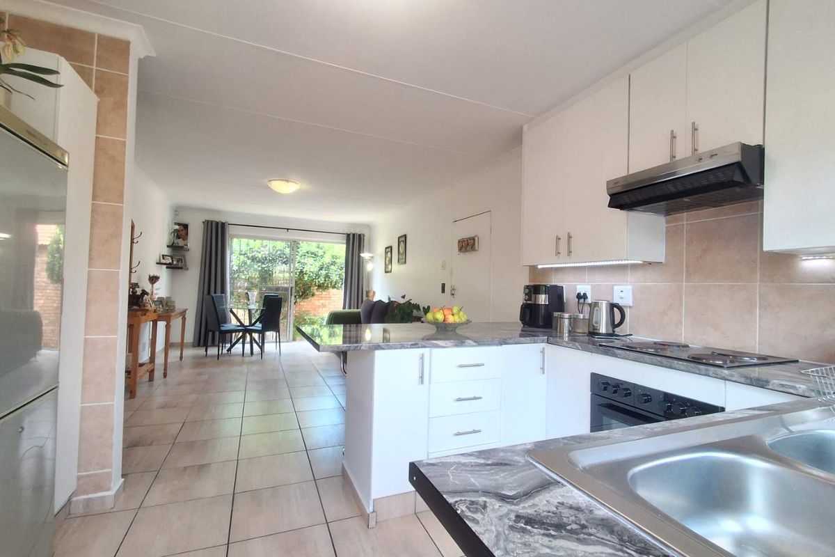 Modern, Move-In Ready Home with Spacious Pet-Friendly Garden - Photo 2