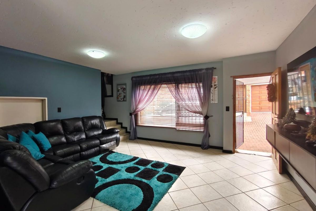 Double-Storey, Pet Friendly Unit with Private Garden and Modern Amenities - Photo 4