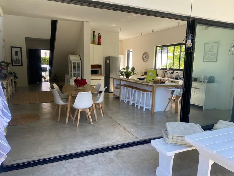 Designer Family home - A hop from the famous Vineyard Hotel. - Photo 3