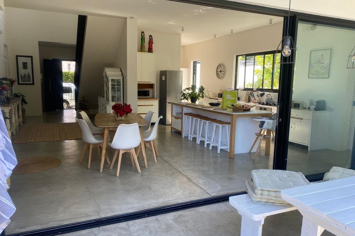 Designer Family home - A hop from the famous Vineyard Hotel. - Photo 3