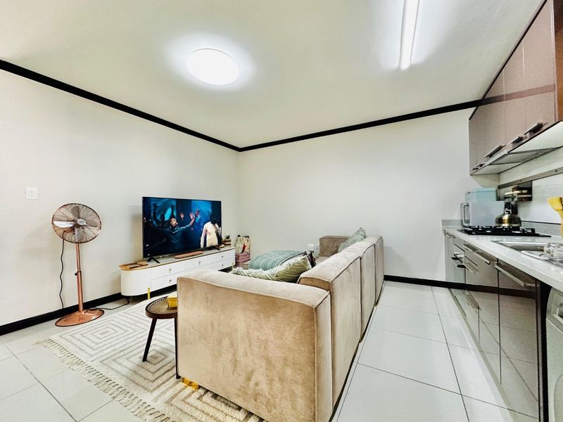 1 Bedroom Apartment in Fourways - Photo 2