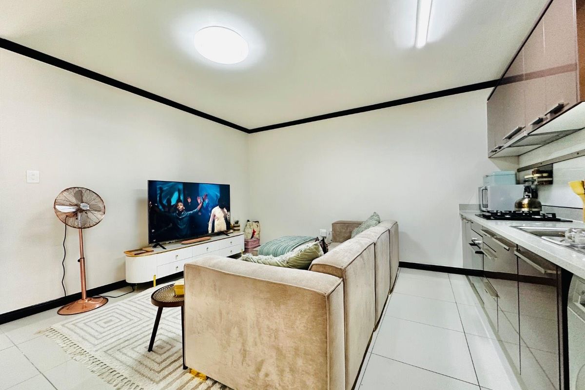 1 Bedroom Apartment in Fourways - Photo 2