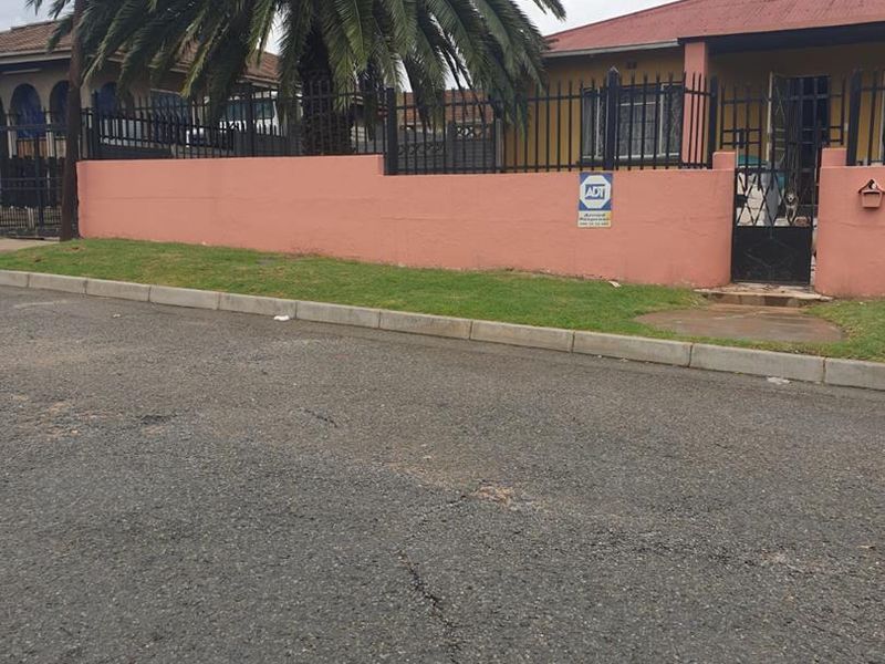 Stunning home with 2 bedroom flatlet in a safe area! - Photo 3