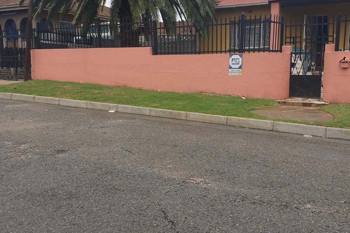 Stunning home with 2 bedroom flatlet in a safe area! - Photo 3