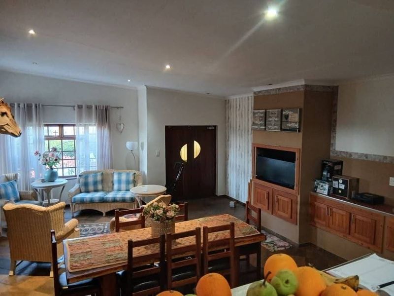 Nestled on a scenic hilltop with sweeping views over Keetmanshoop, this well-loved and beautifully maintained guesthouse offers comfort, charm and exceptional p - Photo 5