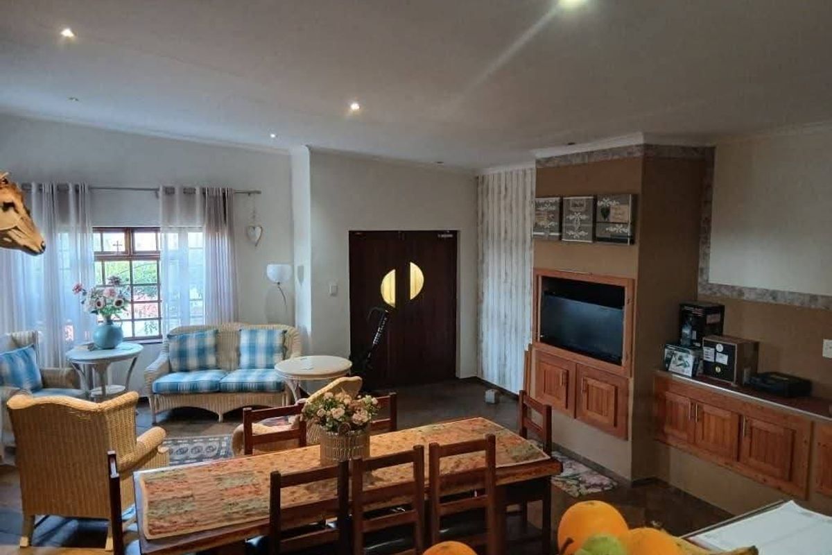 Nestled on a scenic hilltop with sweeping views over Keetmanshoop, this well-loved and beautifully maintained guesthouse offers comfort, charm and exceptional p - Photo 5
