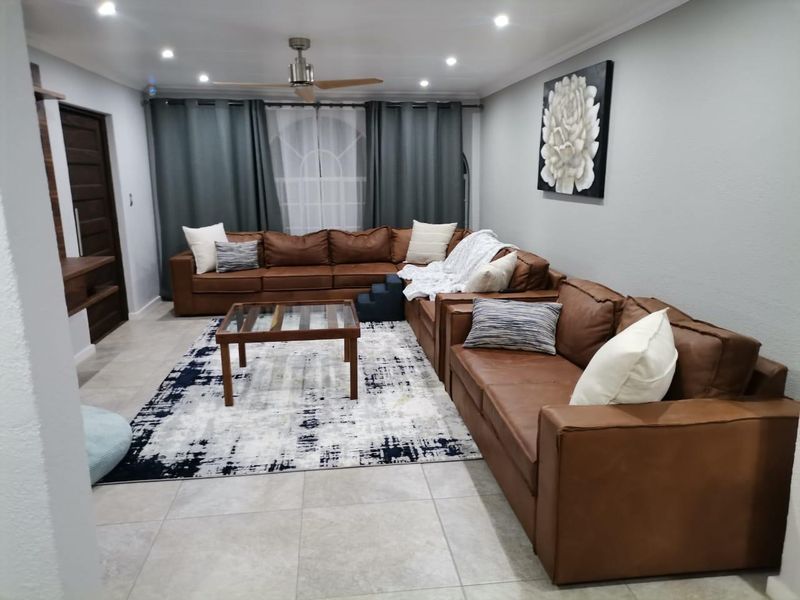 4 Bedroom House for Sale in Verwoerdpark - Photo 3