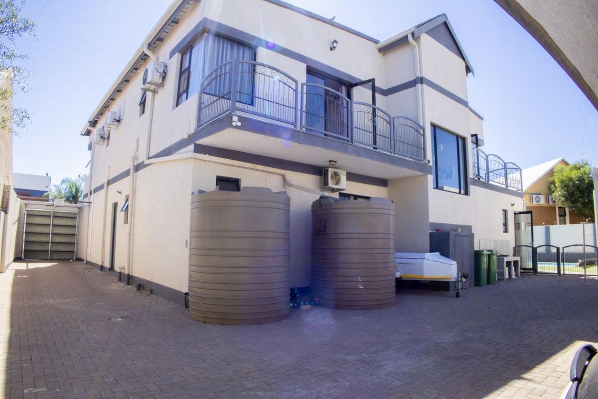 Spacious Family Home on large erf! - Photo 3