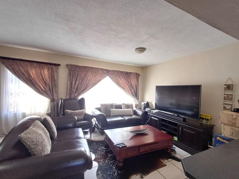 3 Bedroom, 2 Bathroom Duplex with Garden in Olivedale Complex Pet Friendly – All You Can Ask For! - Photo 7
