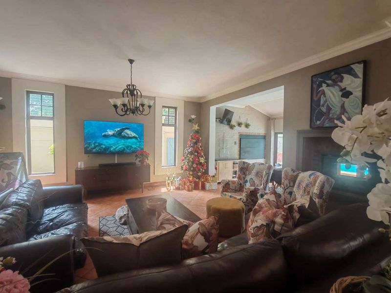 DUAL MANDATE - LOVELY FARMHOUSE STYLE FAMILY HOME - Photo 5