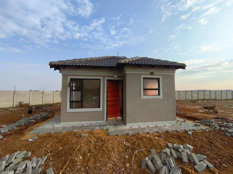 Stylish 2-Bedroom Home for Sale in Windmill Park Ext 32 - Photo 9