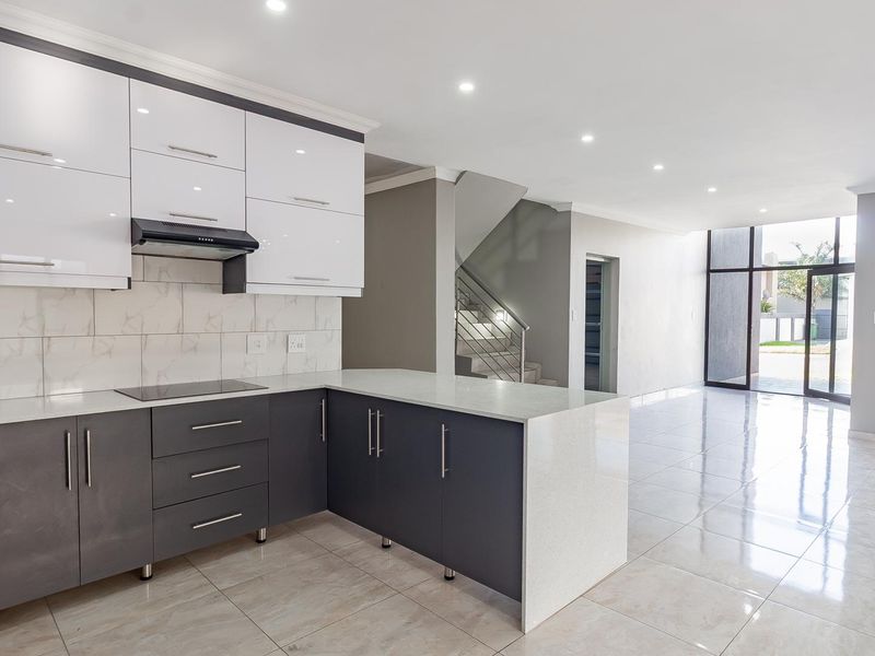 Brand New Modern Home in An Up Market Lifestyle Estate - Photo 7