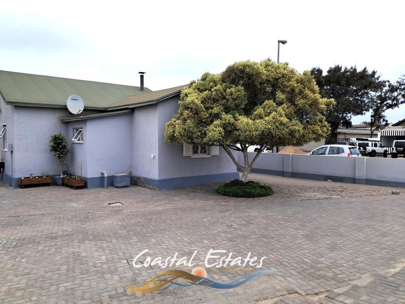 Developer's Dream: Prime Corner Property with Endless Potential - Photo 2