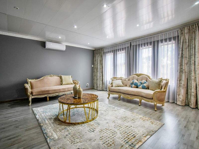 Four bedroom family home in Waterkloof Ridge Estate - Photo 3