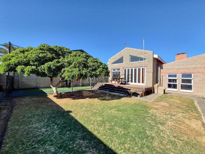 Meersig, Walvis Bay:  Large Home close to Lagoon is for Sale - Photo 1
