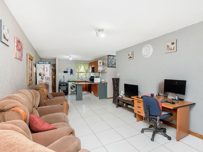 Lovely 2 bedroom 1 bathroom ground floor unit for sale in Weltevreden Park - Photo 3